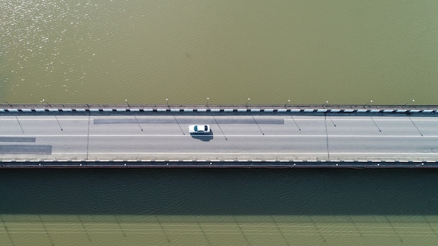 Vista aérea da ponte sobre o rio Kaparcha em dia ensolarado, Poti, Geórgia