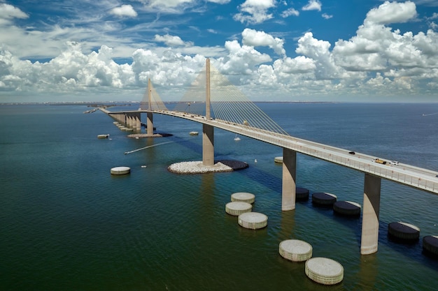 Vista aérea da ponte Sunshine Skyway sobre Tampa Bay, na Flórida, com tráfego em movimento Conceito de infraestrutura de transporte