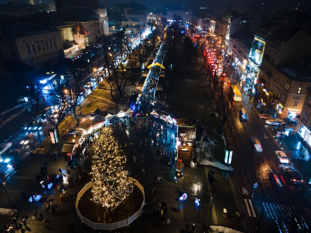 Vista aérea da praça da árvore de natal na cidade de Lviv