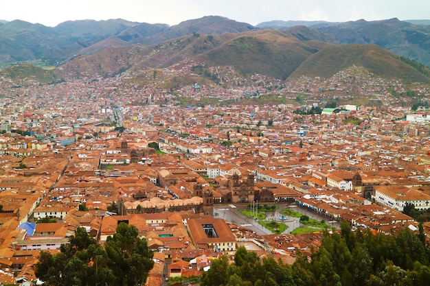 Foto vista aérea da praça de armas na chuva leve, vista da cidadela de sacsayhuaman, cusco, peru