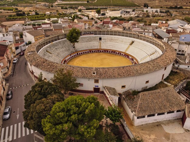 Vista aérea da pista de kart durante a corrida vários karts de corrida  competem em uma pista especial