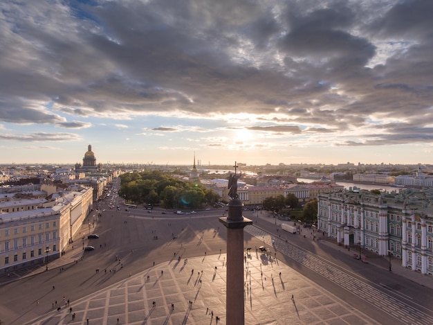 Vista aérea da praça do palácio e coluna de alexandr ao pôr do sol uma cúpula dourada da catedral de st isaacs golden...