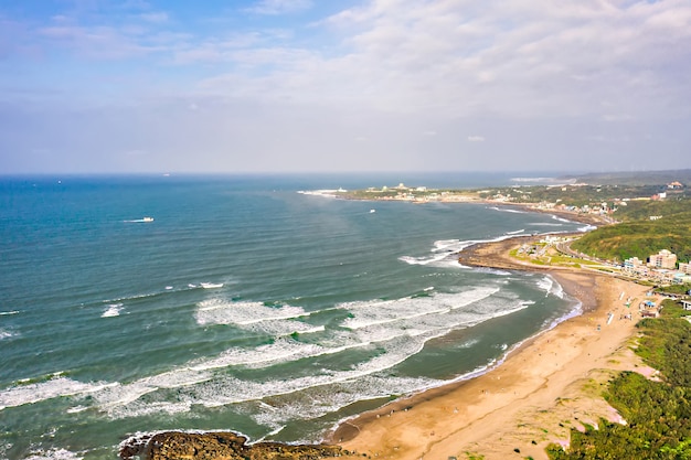 Vista aérea da praia com turistas nadando em belas águas cristalinas do mar