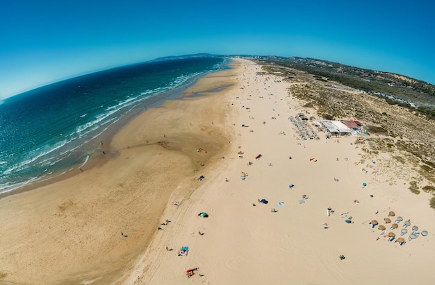 Vista aérea da Praia da Caparica no distrito de Almada Grande Lisboa Portugal num dia de verão