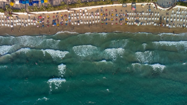 Vista aérea da praia da costa de Kusadasi