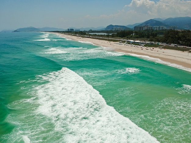 Vista aérea da praia da reserva, barra da tijuca, rio de janeiro. praia da reserva. foto do drone. dia ensolarado.