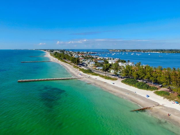 Vista aérea da praia de areia branca de Coquina Beach e água turquesa em Anna Maria Island Florida EUA