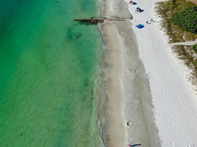 Vista aérea da praia de areia branca de coquina beach e água turquesa em anna maria island florida eua