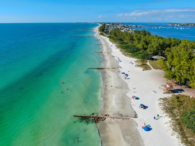 Vista aérea da praia de areia branca de Coquina Beach e água turquesa em Anna Maria Island Florida EUA