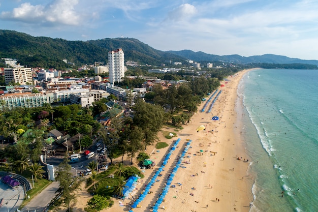 Vista aérea da praia de areia de Phuket Tailândia