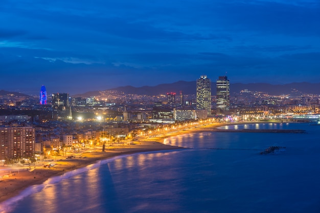 Vista aérea da praia de Barcelona na noite de verão em Barcelona, Espanha. Mar Mediterrâneo, na Espanha.