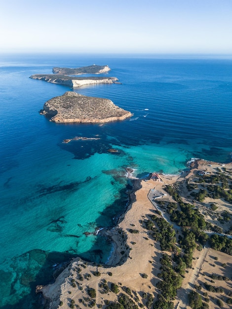 Foto vista aérea da praia de cala comte e das ilhotas na ilha de ibiza