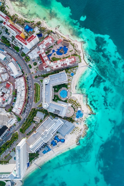 Vista aérea da praia de Cancún e da zona dos hotéis da cidade no México, paisagem da costa caribenha do México