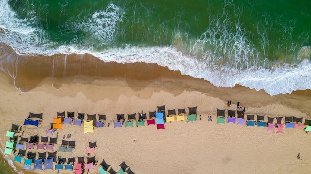 Vista aérea da praia de Caraiva Porto Seguro Bahia Brasil Barracas de praia coloridas mar e rio