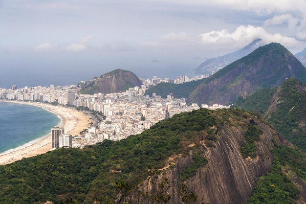 Vista aérea da praia de Copacabana com seus edifícios mar e paisagem Enormes colinas ao longo de toda a extensão Imensidade da cidade do Rio de Janeiro Brasil ao fundo