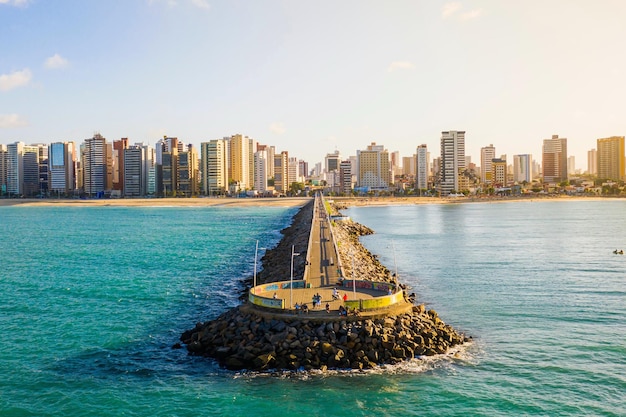 Foto vista aérea da praia de fortaleza iracema, brasil