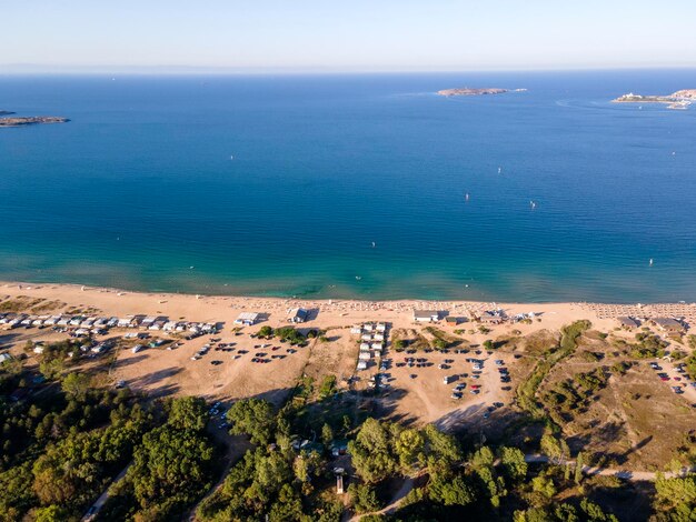 Foto vista aérea da praia de gradina garden perto da cidade de sozopol, na bulgária