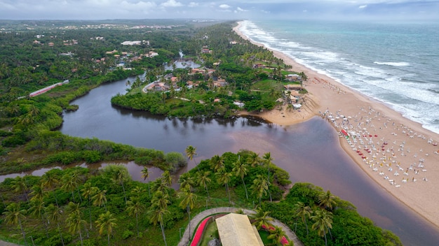 Vista aérea da praia de Imbassaí, Bahia, Brasil. Bela praia no nordeste com um rio