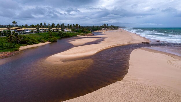 Vista aérea da praia de Imbassaí, Bahia, Brasil. Bela praia no nordeste com um rio