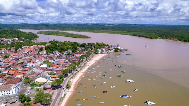 Vista aérea da praia de Itacaré Bahia Brasil Village com barcos de pesca e vegetação