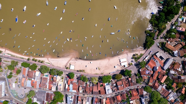 Vista aérea da praia de Itacaré Bahia Brasil Village com barcos de pesca e vegetação