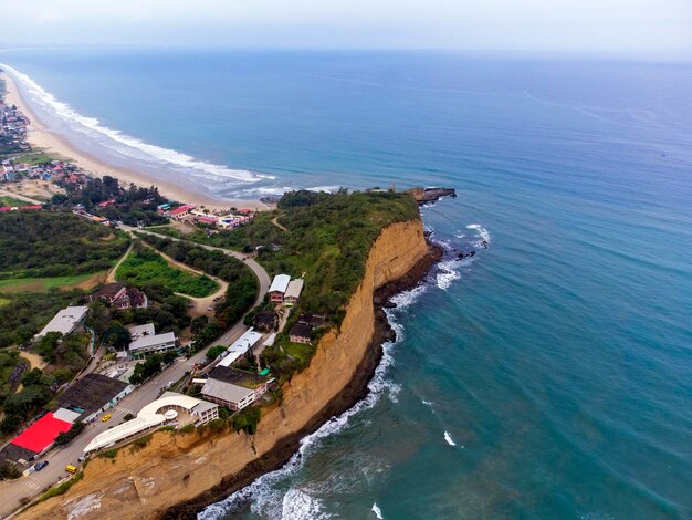 vista aérea da praia de montanita no equador