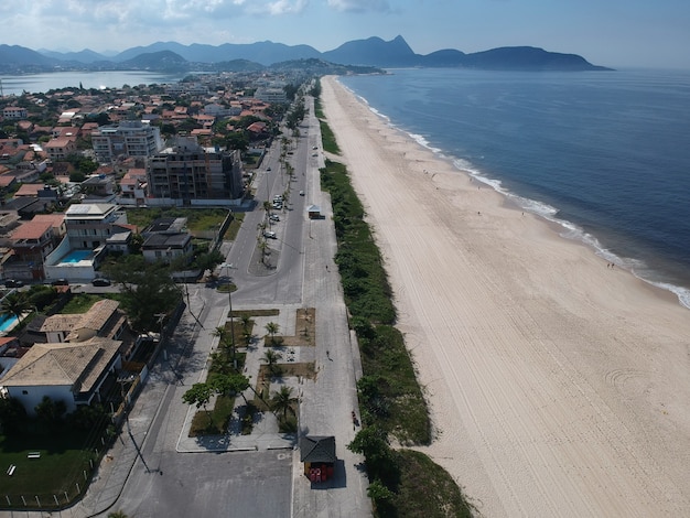 Vista aérea da praia de Piratininga em NiterÃƒÂƒÃ‚Â³i, Rio de Janeiro. Dia ensolarado. Foto do drone.