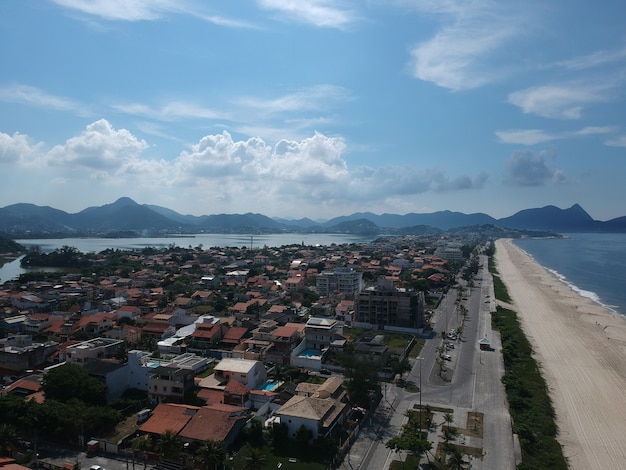 Vista aérea da praia de Piratininga em NiterÃƒÂƒÃ‚Â³i, Rio de Janeiro. Dia ensolarado. Foto do drone.