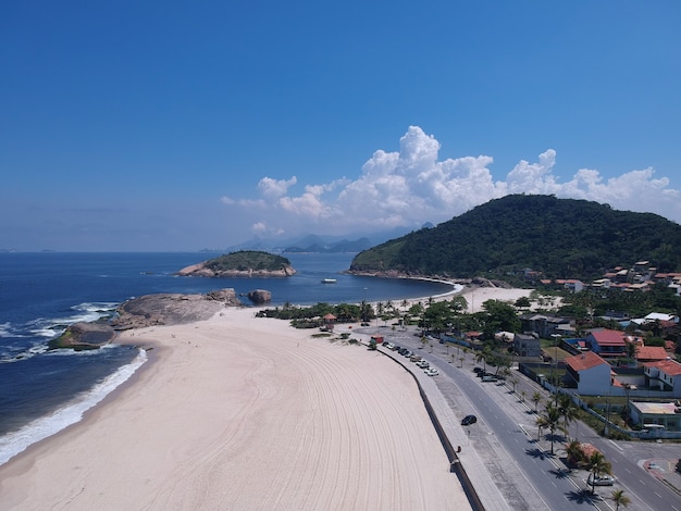 Vista aérea da praia de Piratininga em NiterÃƒÂƒÃ‚Â³i, Rio de Janeiro. Dia ensolarado. Foto do drone.