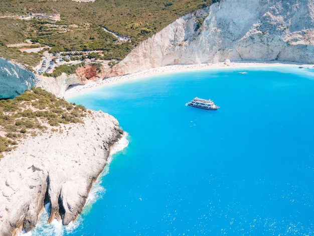 Vista aérea da praia de porto katsiki com pessoas de barco de cruzeiro se divertindo