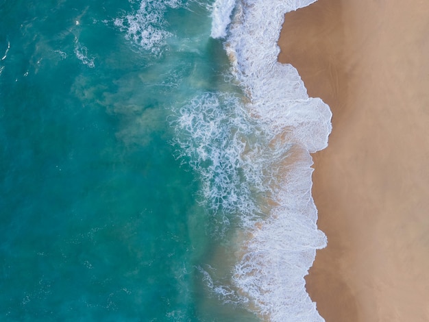 Vista aérea da praia de vista superior e água do mar cristalina na praia de areia no verão. natureza, conceito de viagem