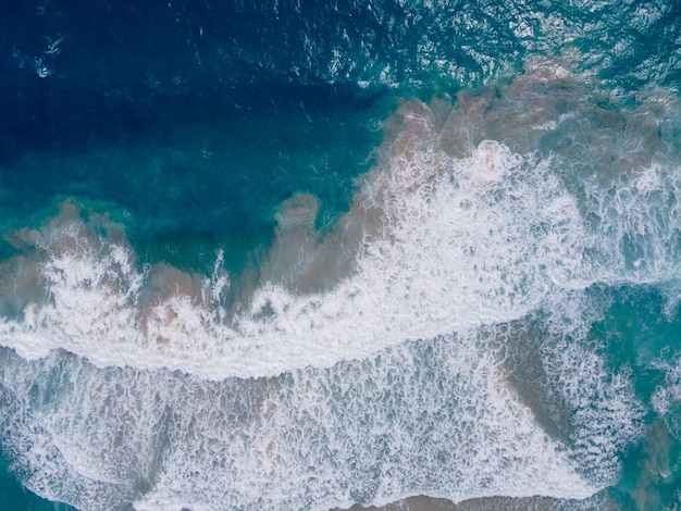 Vista aérea da praia de vista superior e água do mar cristalina na praia de areia no verão. natureza, conceito de viagem