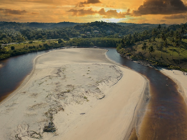 Vista aérea da praia do Cururupe em Ilhéus, Bahia, Brasil.