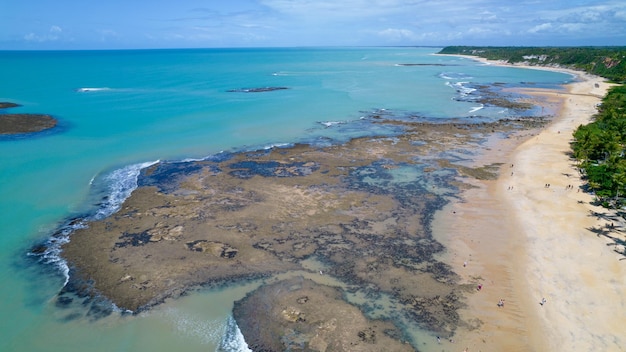 Vista aérea da Praia do Espelho Porto Seguro Bahia Brasil Piscinas naturais nas falésias e água esverdeada