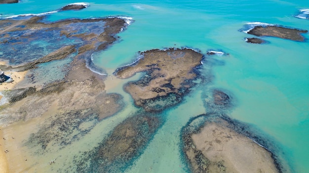 Vista aérea da Praia do Espelho Porto Seguro Bahia Brasil Piscinas naturais nas falésias e água esverdeada