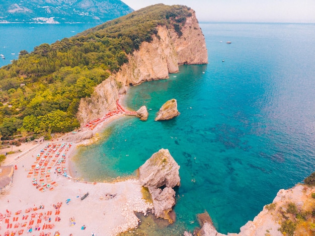 Vista aérea da praia do Havaí em budva montenegro