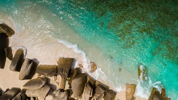 Vista aérea da praia e do mar com ondas