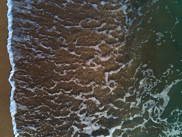 Vista aérea da praia e mar com ondas Vista superior