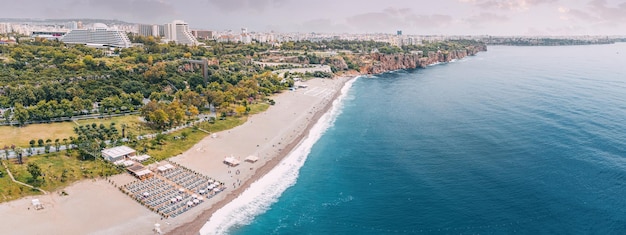 Vista aérea da praia municipal de Konyaalti na cidade Turkiye de Antalya