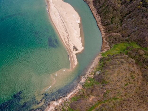 Vista aérea da praia na foz do rio Veleka, na Bulgária