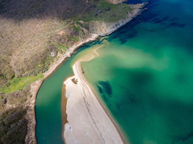 Foto vista aérea da praia na foz do rio veleka, na bulgária