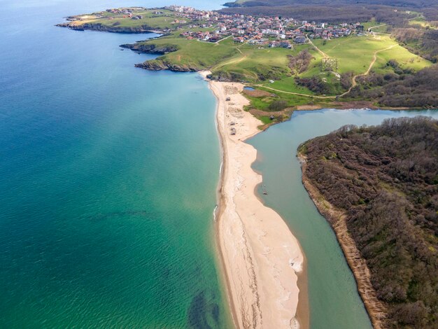 Foto vista aérea da praia na foz do rio veleka, na bulgária