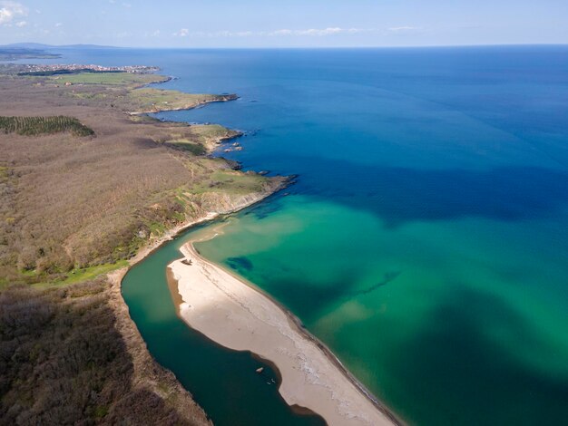 Foto vista aérea da praia na foz do rio veleka, na bulgária