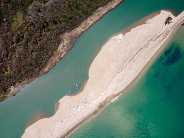 Foto vista aérea da praia na foz do rio veleka, na bulgária