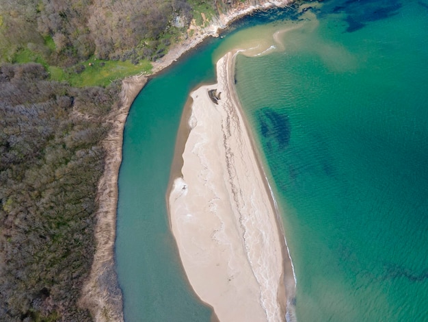 Vista aérea da praia na foz do rio Veleka, na Bulgária