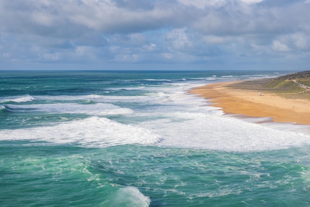 Foto vista aérea da praia norte de nazare, em portugal