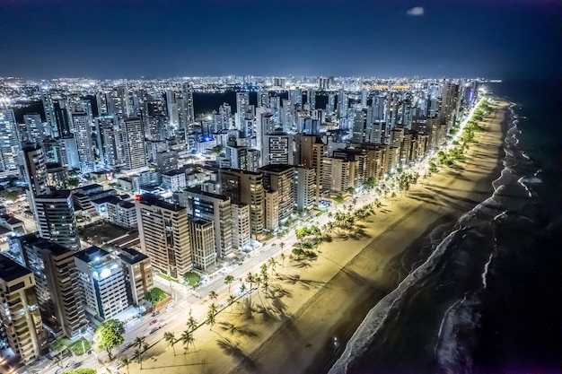 Foto vista aérea da praia quotboa viagemquot em recife capital de pernambuco brasil à noite