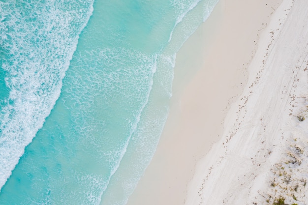Vista aérea da praia tropical arenosa no verão na Austrália Ocidental, Austrália.