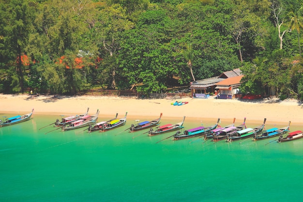 Vista aérea da praia tropical com barcos tradicionais de cauda longa em Kho Poda Khabi Tailândia