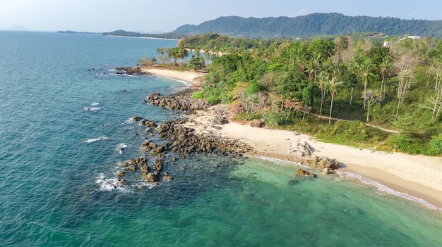 Vista aérea da praia tropical de cima, mar, areia e palmeiras ilha praia paisagem, Tailândia
